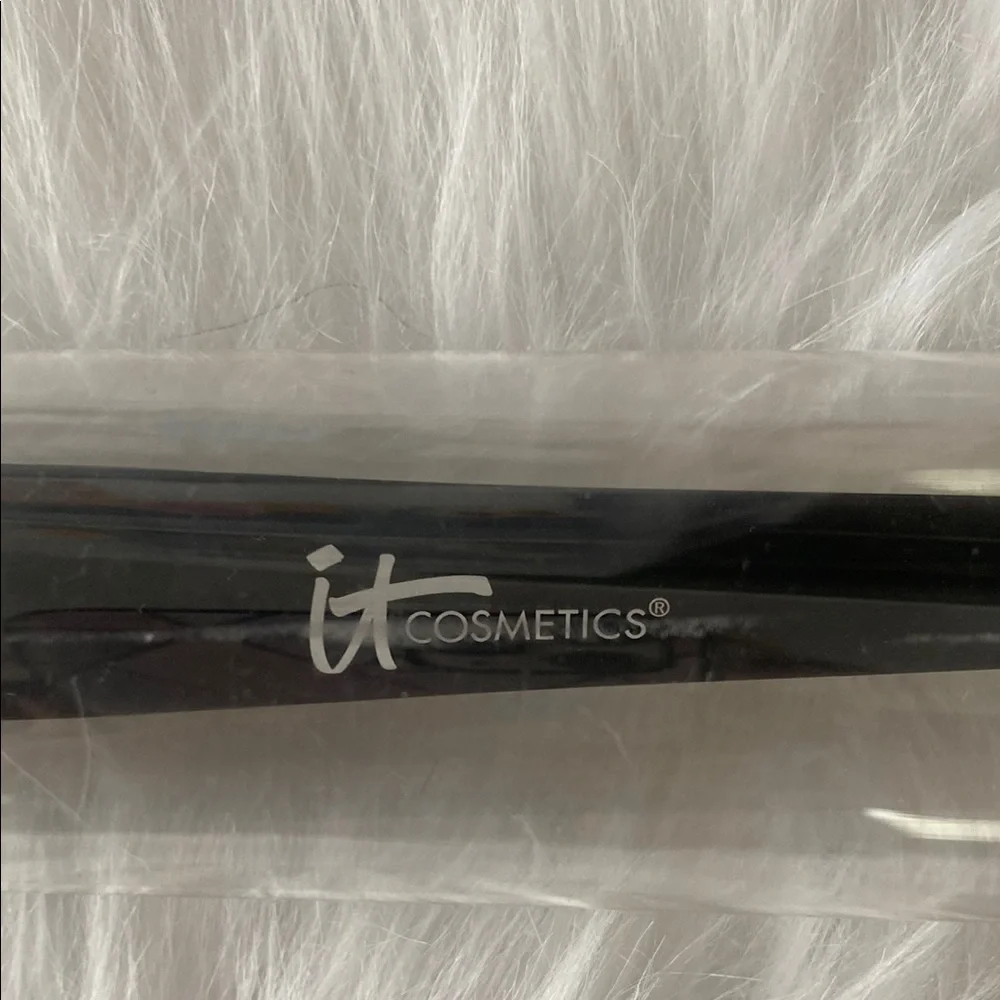 New IT Cosmetics Heavenly Luxe Radiance   Brush #14